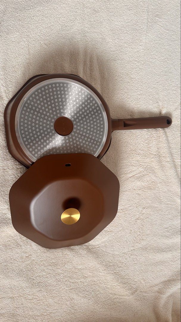 LUXE Deep Dish Sauté Pan Non-Stick Stackable with Lid (Category: Cookware & Accessories) located in Balete No 2. Submitted by rynsells_ (Listing ID 1461851611, Image 2). Description: - LUXE deep dish sauté pan - Non-stick surface for easy cooking and cleaning - Stackable design for convenient storage - Includes a matching lid with a stylish gold knob - Elegant deep brown color - Versatile for various dishes - Original box included - Size: 26cm 📍