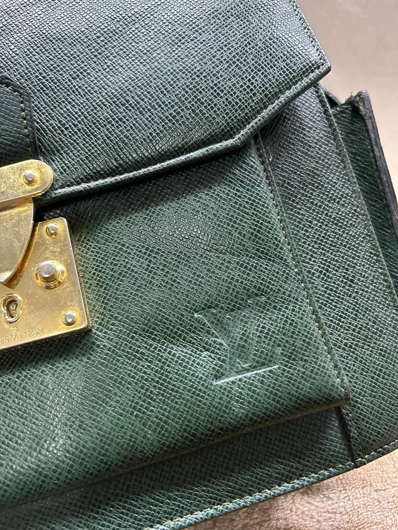 LV VINTAGE BRIEF CASE (Category: Briefcases) located in Caloocan City. Submitted by j3ngsanity (Listing ID 1461959847, Image 2). Description: ISSUE : BAKBAK NA LEATHER SA LOOB / MIN PAINT FADING SA MGA HARDWARE .