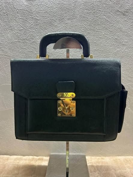 LV VINTAGE BRIEF CASE (Category: Briefcases) located in Caloocan City. Submitted by j3ngsanity (Listing ID 1461959847, Image 1). Description: ISSUE : BAKBAK NA LEATHER SA LOOB / MIN PAINT FADING SA MGA HARDWARE .