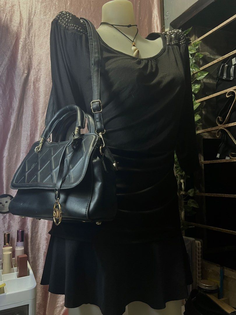 M2 Black Handbag (Category: Shoulder Bags) located in Rizal. Submitted by evermourn777 (Listing ID 1461965341, Image 1). Description: - black handbag with zipper closure - zipper and open compartments inside - includes detachable shoulder strap - with M2 gold charm .