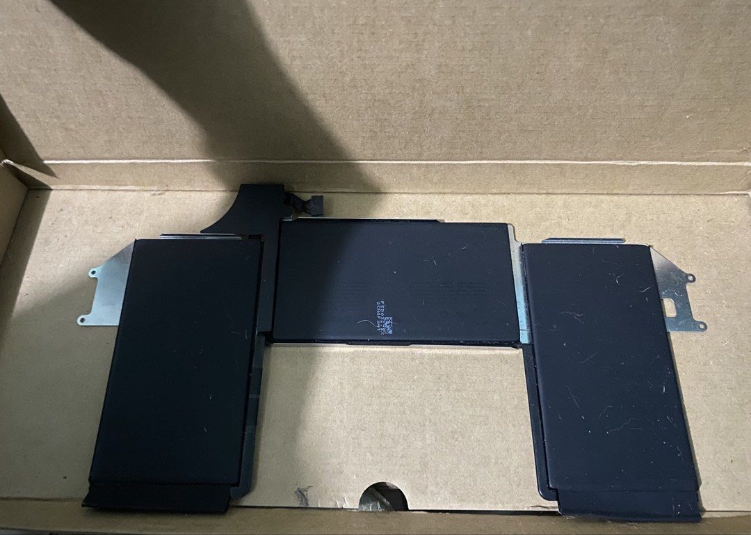 MACBOOK AIR 2020 BATTERY A21709 (Category: Laptops & Notebooks) located in Muntinlupa City. Submitted by arimisu (Listing ID 1461964663, Image 1). Description: SELLING FOR A LOW PRICE, didn’t use it anymore since i prefer to upgrade my macbook than replace the battery!.