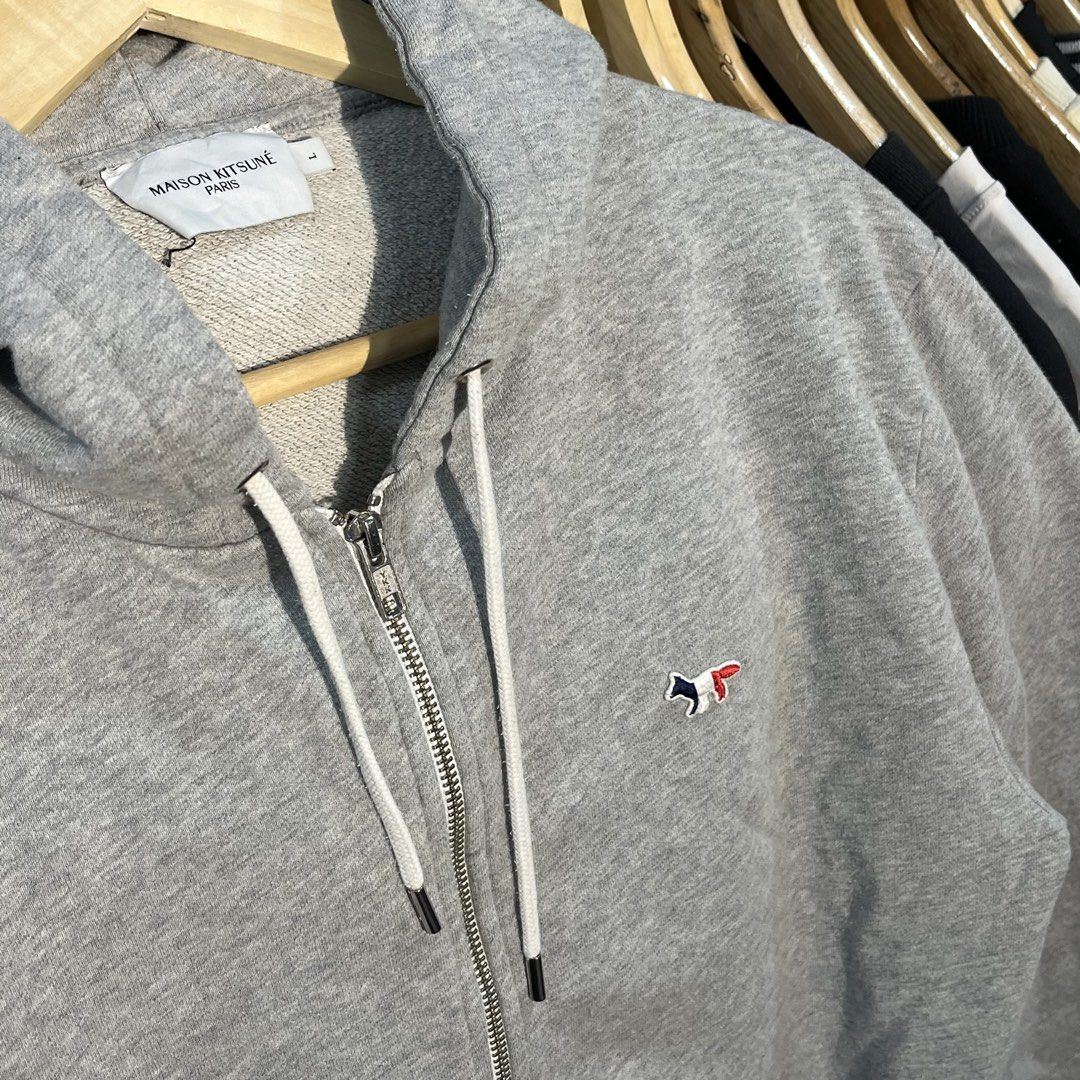 Maison Kitsune Paris (Category: Hoodies) located in Kabasalan. Submitted by yourgamiii (Listing ID 1461934864, Image 2). Description: Maison Kitsune Hoodie Size Large (21x27) Excellent Minimal Lints.