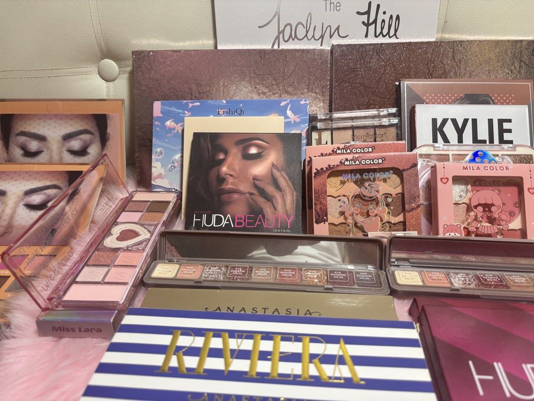 Make up bundles 30pcs (Category: Makeup) located in Manila. Submitted by zealfire_8c06b3 (Listing ID 1461933384, Image 3). Description: 30 pcs random brand eyeshadow palette Brand new, Never been use.