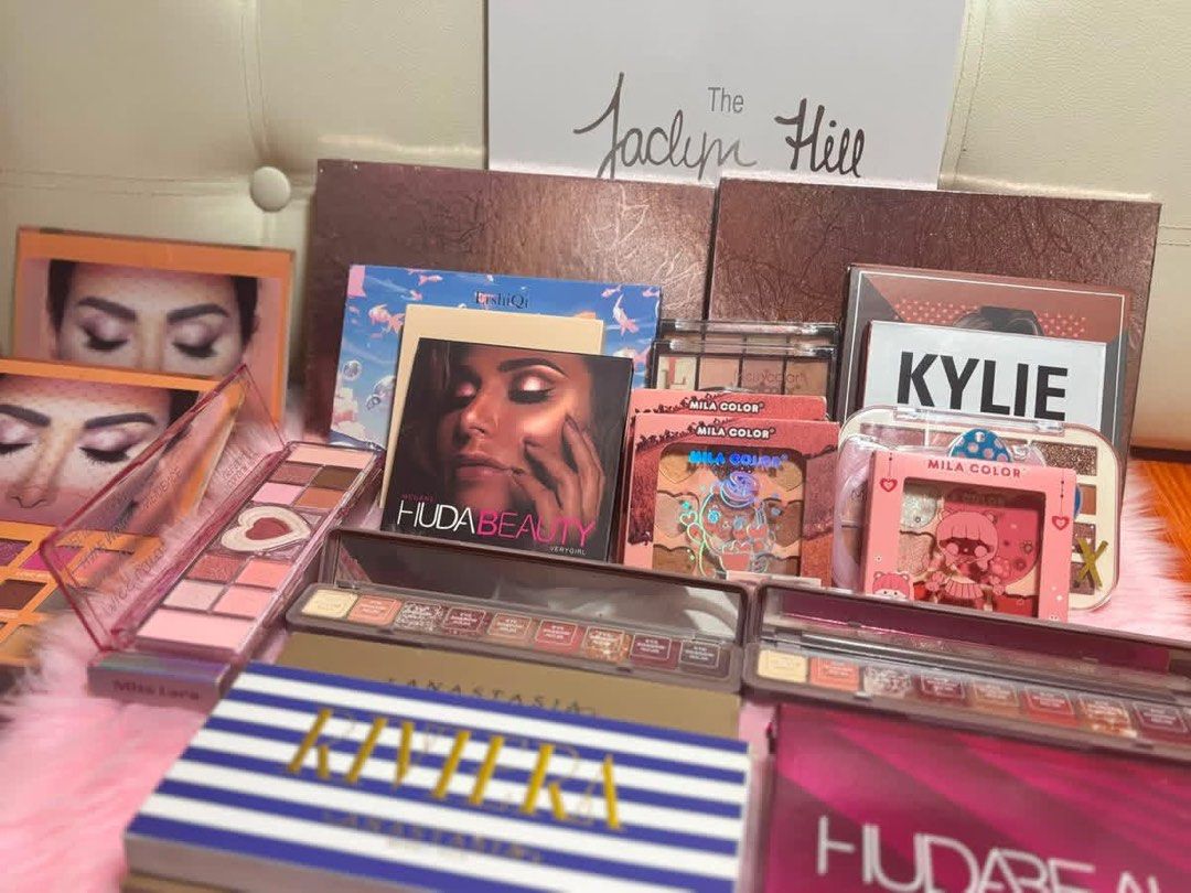 Make up bundles 30pcs (Category: Makeup) located in Manila. Submitted by zealfire_8c06b3 (Listing ID 1461933384, Image 1). Description: 30 pcs random brand eyeshadow palette Brand new, Never been use.