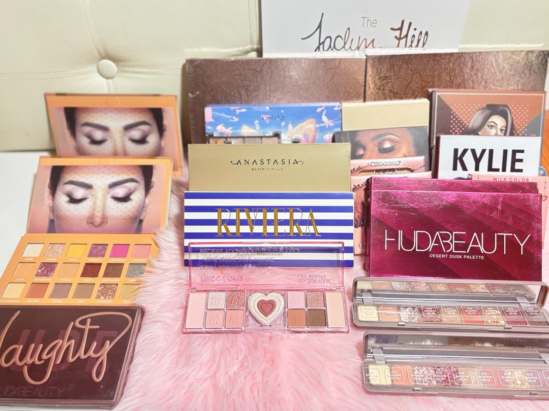 Make up bundles 30pcs (Category: Makeup) located in Manila. Submitted by zealfire_8c06b3 (Listing ID 1461933384, Image 2). Description: 30 pcs random brand eyeshadow palette Brand new, Never been use.