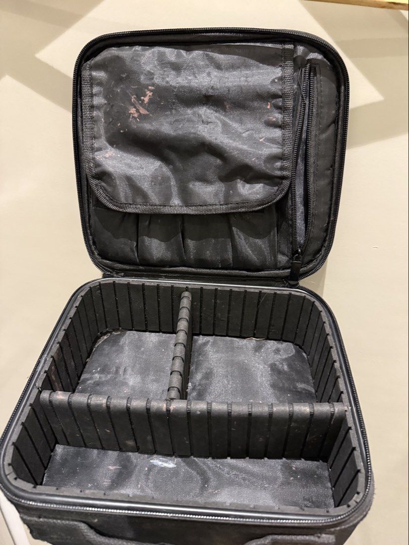 Makeup Bag w/ Pockets Adjustable Dividers (Category: Makeup) located in Batangas. Submitted by nikowole (Listing ID 1461887518, Image 1). Description: .