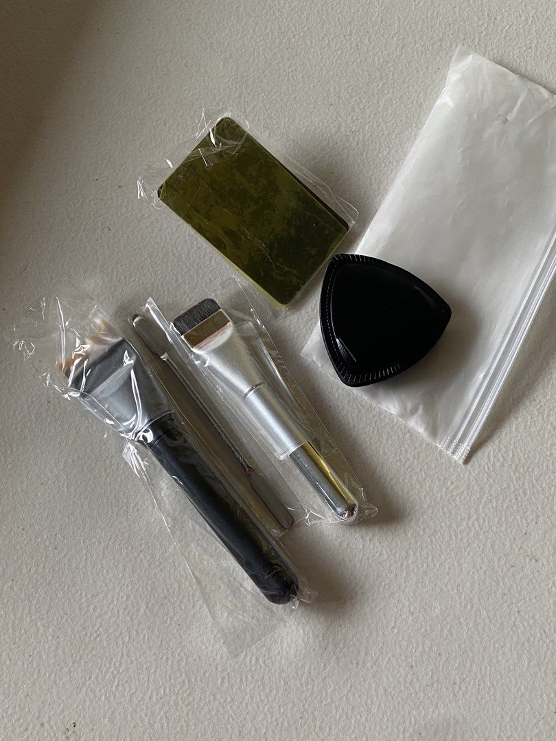 makeup tool set foundation spatula makeup sponge (Category: Makeup) located in Bacoor. Submitted by horchataeri (Listing ID 1461867882, Image 1). Description: brand new makeup tool set includes: foundation spatula foundation brush makeup sponge mini metal mixing palette .