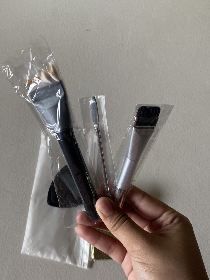 makeup tool set foundation spatula makeup sponge (Category: Makeup) located in Bacoor. Submitted by horchataeri (Listing ID 1461867882, Image 3). Description: brand new makeup tool set includes: foundation spatula foundation brush makeup sponge mini metal mixing palette .