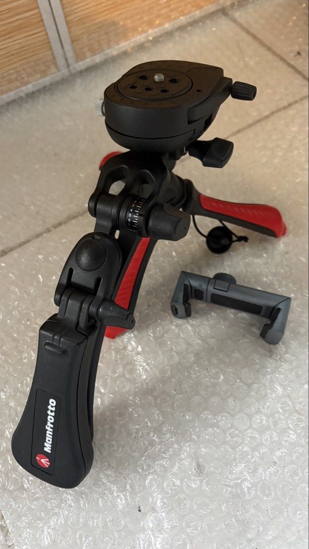 Manfrotto Universal Phone Clamp Tripod Mount (Category: Tripods & Monopods) located in Manila. Submitted by rms896765 (Listing ID 1461830829, Image 2). Description: - Manfrotto Universal Phone Clamp and Tripod Mount - Ideal for vlogging and photography - Clamp adjusts to fit most smartphones - Mount offers flexible positioning - Includes phone clamp and main mount - In good working condition.