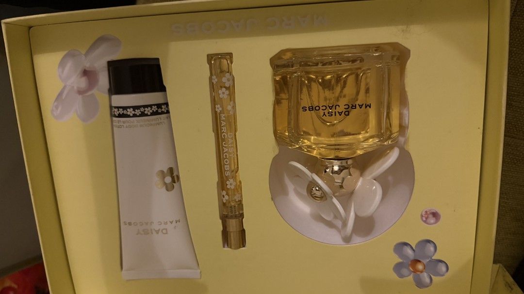 Marc Jacobs Daisy EDT 100ml Gift Set (Category: Fragrance & Deodorants) located in Malabon City. Submitted by mrsuabae (Listing ID 1461833123, Image 2). Description: Marc Jacobs Daisy EDT 100ml Gift Set – Brand New/Unused | Orig. Description: Authentic Marc Jacobs Daisy Eau de Toilette Gift Set. Entire set is unused and has been kept in storage. Includes: * Daisy Marc Jacobs Eau de Toilette 100 mL * Daisy perfumed body lotion * Daisy travel-size 