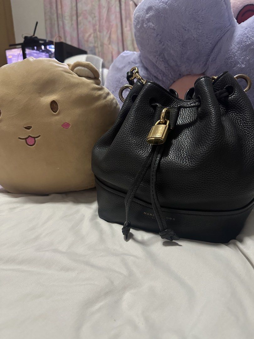 Marc Jacobs Lock That bucket bag (Category: Luxury Bags & Wallets) located in San Juan City. Submitted by potchieguzman (Listing ID 1461900476, Image 2). Description: Original Marc Jacobs Lock That bucket bag With one strap, no other inclusion Very good condition. Normal usage marks on hardware but leather condition is excellent. Bag is really durable kahit heavy ang laman. Very sturdy Old Sta Mesa/San Juan Manila location Pm me for more details 