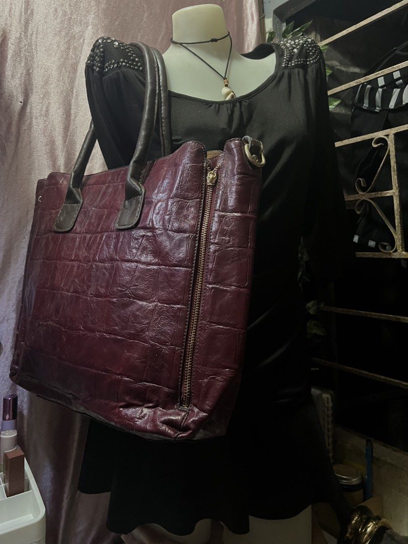 Maroon Croc Embossed Tote Bag (Category: Tote Bags) located in Rizal. Submitted by evermourn777 (Listing ID 1461967030, Image 1). Description: - super spacious tote bag - genuine leather material - croc-embossed texture - magnet closure with front zipper design on both sides.