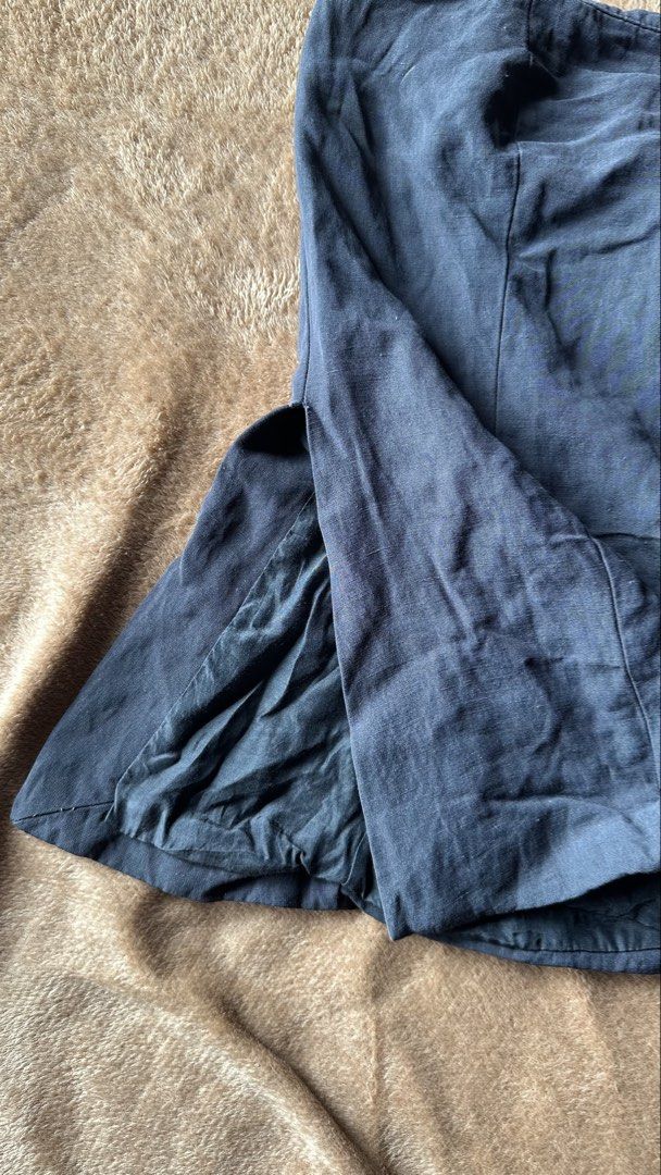 Massimo Dutti Black Strapless Corset Top (Category: Sleeveless) located in Mandaluyong City. Submitted by yv.stuff (Listing ID 1461832227, Image 2). Description: - Brand: Massimo Dutti - Style: Strapless top - Design: Corset-style fit with boning - Closure: Zipper at the back - Origin: Made in Morocco - Versatility: Perfect for dressing up or down - No size indicated.