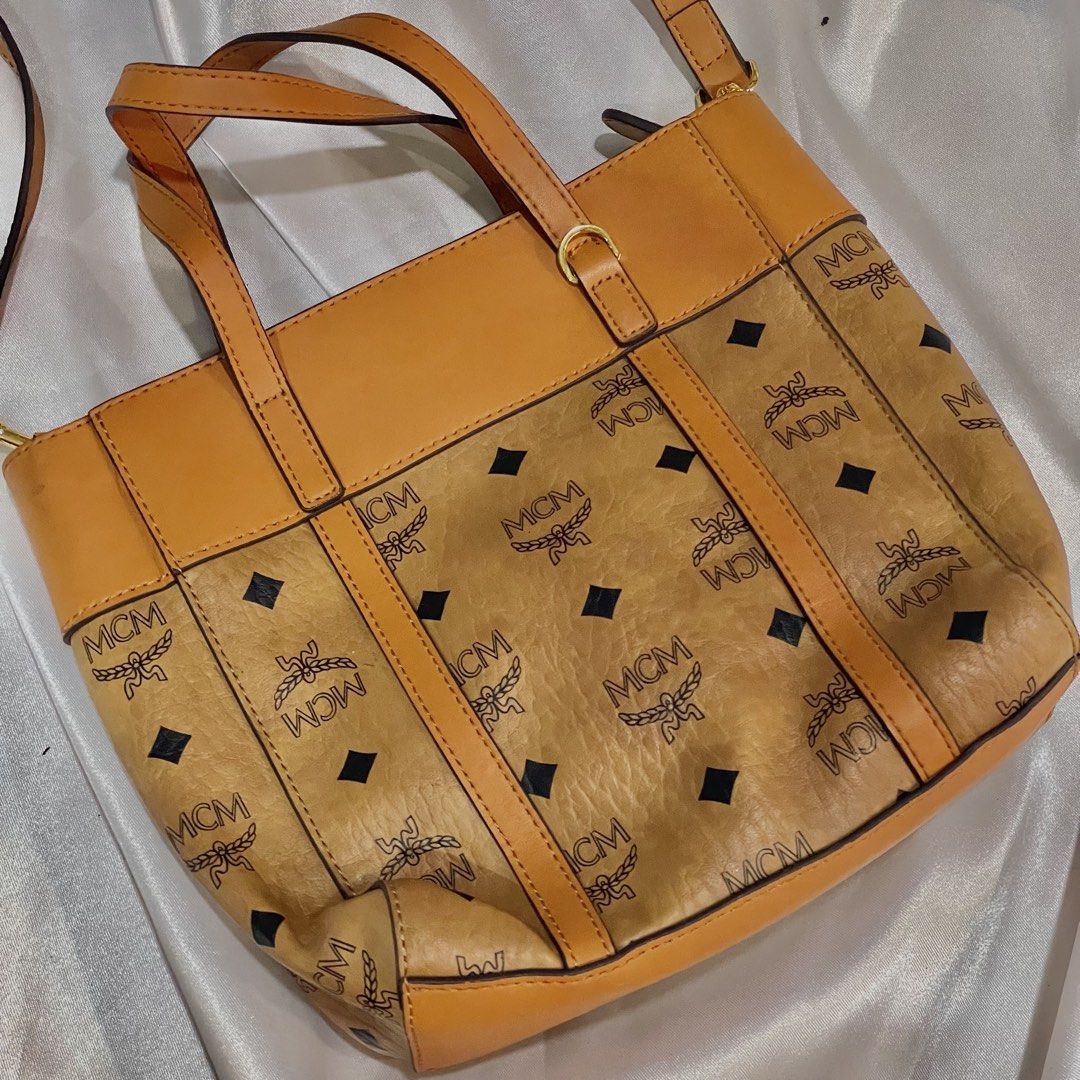 MCM Mini Aren Shopper (Category: Shoulder Bags) located in Manila. Submitted by syle_88 (Listing ID 1461972885, Image 3). Description: .