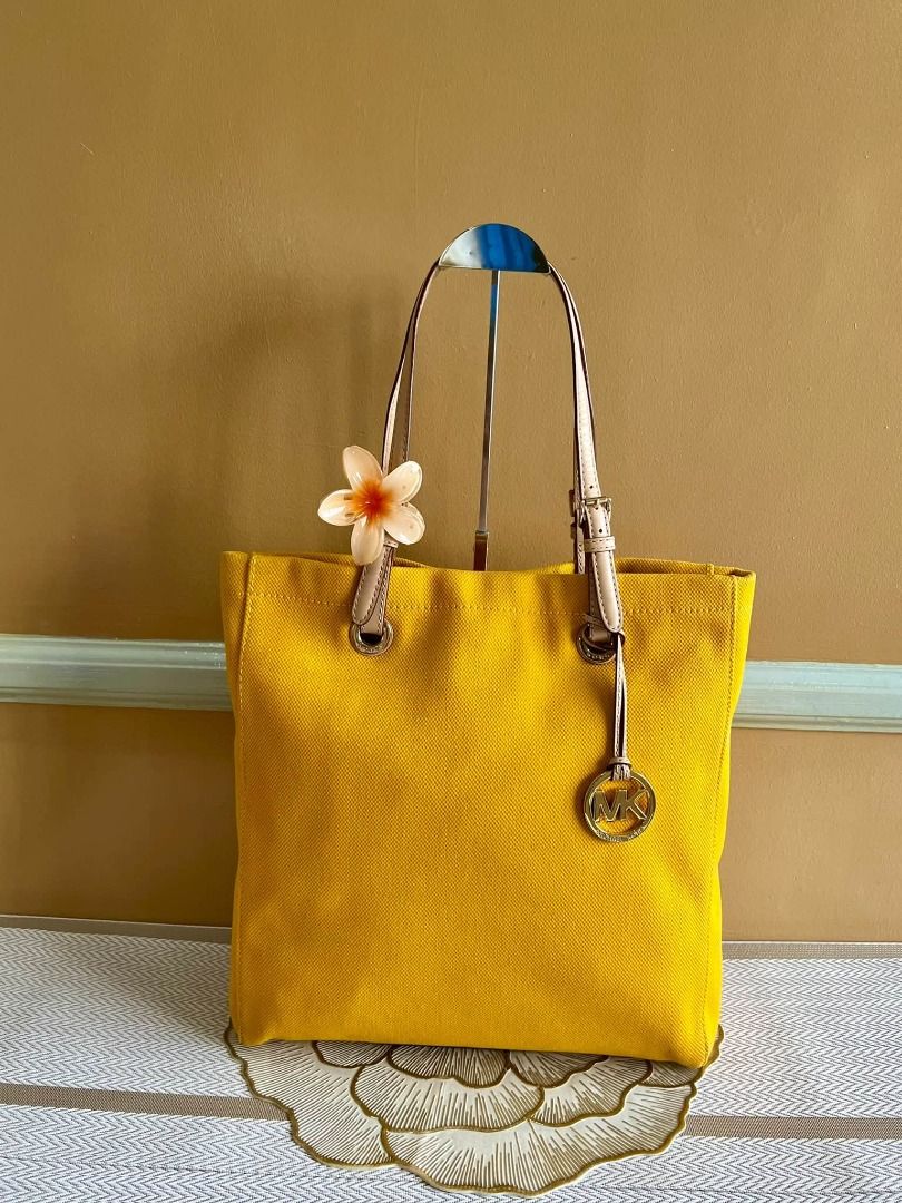 MICHAEL KORS Brand Shoulder Bag (Category: Tote Bags) located in Quezon City. Submitted by bellafashion08 (Listing ID 1461798661, Image 1). Description: Dimension: - Height = 12 in. - Length = 12 in. * From U.S * Nice in actual .