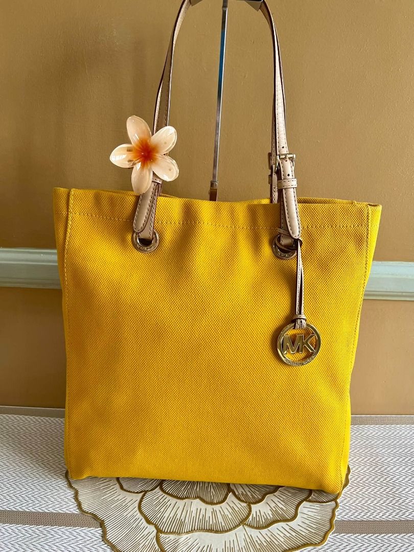 MICHAEL KORS Brand Shoulder Bag (Category: Tote Bags) located in Quezon City. Submitted by bellafashion08 (Listing ID 1461798661, Image 3). Description: Dimension: - Height = 12 in. - Length = 12 in. * From U.S * Nice in actual .