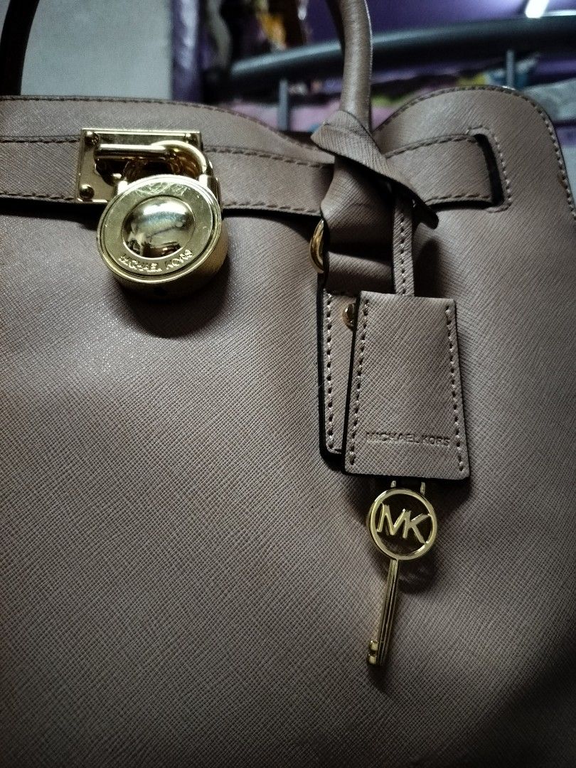 MICHAEL KORS HAMILTON (Category: Luxury Bags & Wallets) located in Caloocan City. Submitted by jennielz (Listing ID 1461836517, Image 3). Description: AUTHENTIC MICHAEL KORS HAMILTON -Beige color -gold hardwares(no tarnish) -clean interior -minor signs of usage - intact rubber linings -made in china -natanggal jelly tag but will still include it..