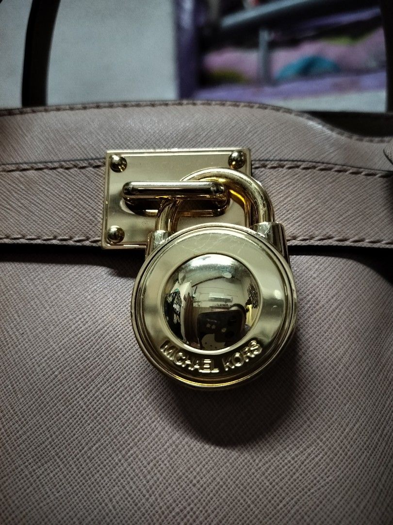 MICHAEL KORS HAMILTON (Category: Luxury Bags & Wallets) located in Caloocan City. Submitted by jennielz (Listing ID 1461836517, Image 2). Description: AUTHENTIC MICHAEL KORS HAMILTON -Beige color -gold hardwares(no tarnish) -clean interior -minor signs of usage - intact rubber linings -made in china -natanggal jelly tag but will still include it..