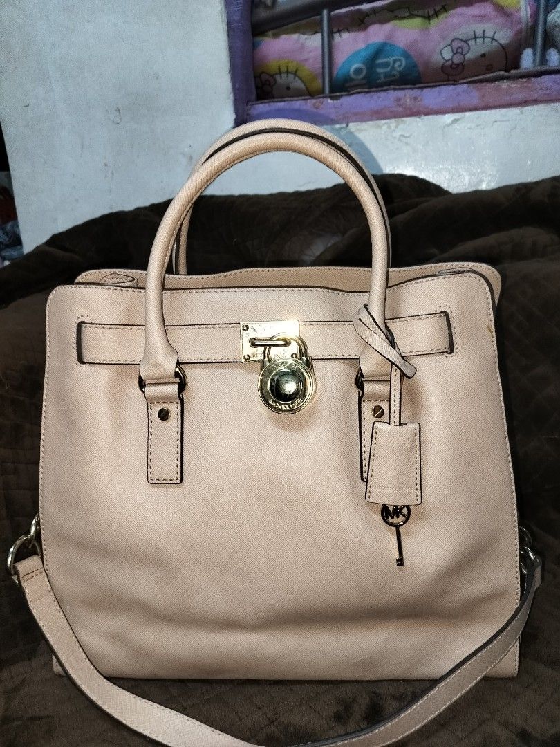 MICHAEL KORS HAMILTON (Category: Luxury Bags & Wallets) located in Caloocan City. Submitted by jennielz (Listing ID 1461836517, Image 1). Description: AUTHENTIC MICHAEL KORS HAMILTON -Beige color -gold hardwares(no tarnish) -clean interior -minor signs of usage - intact rubber linings -made in china -natanggal jelly tag but will still include it..