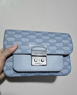 (Category: ) located in . Submitted by prettyluvbags (Listing ID 1461852953, Image 1). Description: .