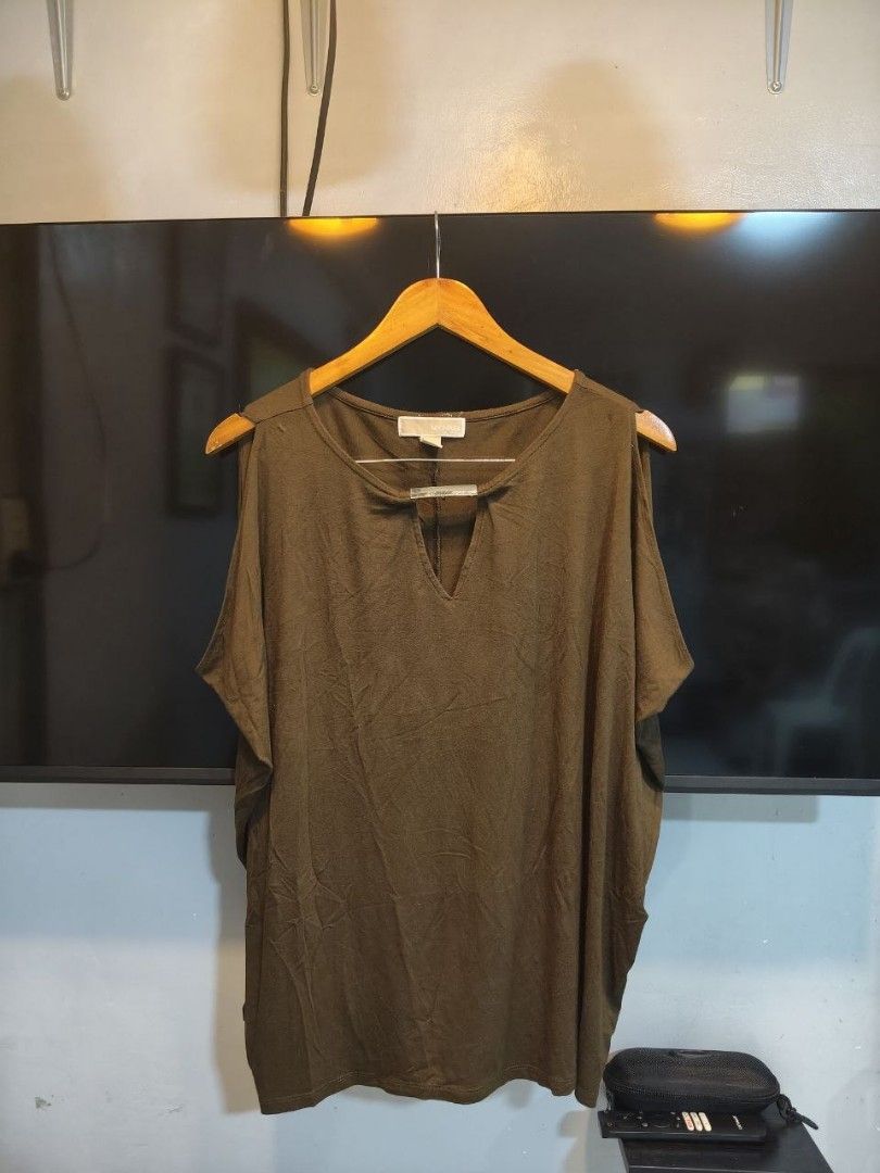 Michael kors Sleeveless (Category: Sleeveless) located in Paranaque City. Submitted by reymart_1 (Listing ID 1461983673, Image 1). Description: -Good condition -M on tag but large fittings -9/10 color rate -no sign of flaws -light weight -rich tita outfit.
