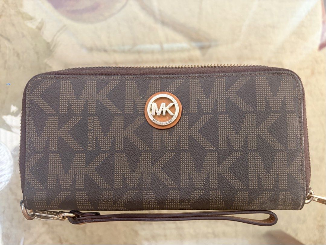 Michael Kors Wallet (Category: Wallets & Card holders) located in San Pascual. Submitted by s3resale (Listing ID 1462034016, Image 1). Description: .