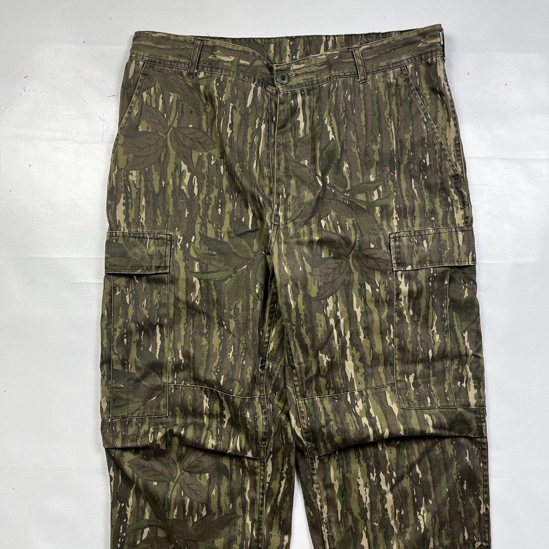 Midwest Camo Cargo Pants (Category: Jeans) located in Lucena. Submitted by nifty_finds (Listing ID 1461894538, Image 2). Description: - Classic Midwest camouflage pattern with leaf details - Multiple functional pockets on front and sides - Adjustable drawstrings at the ankle for a customized fit - Ideal for outdoor activities, hiking, or everyday casual wear -Size 34 .