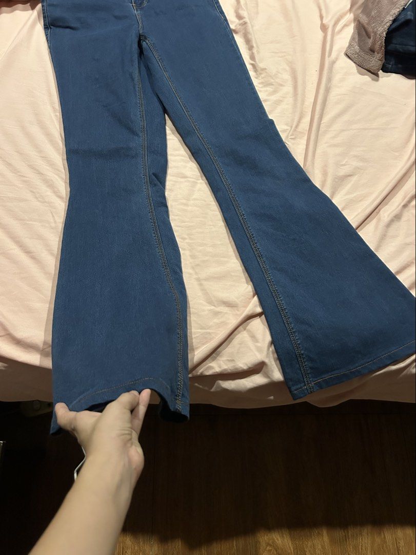 Missguided Flare Jeans (Category: Jeans) located in Las Pinas. Submitted by skyeeyks (Listing ID 1461948266, Image 2). Description: - Best fits 26-28 waist - Super stretch - 5'2 height for reference.