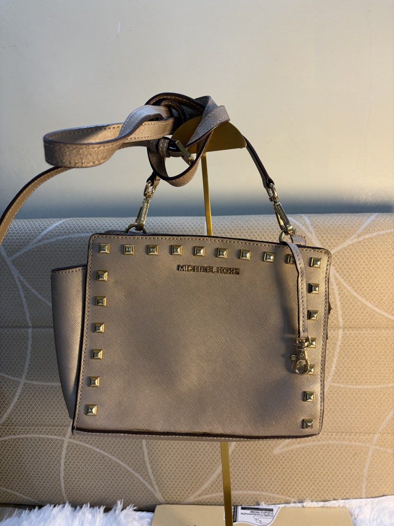 mk sling bag (Category: Cross-body Bags) located in Goa. Submitted by zahar_modern_thrift_bags001 (Listing ID 1461986123, Image 1). Description: .