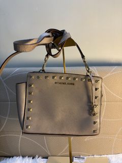 (Category: ) located in . Submitted by zahar_modern_thrift_bags001 (Listing ID 1461986123, Image 1). Description: .