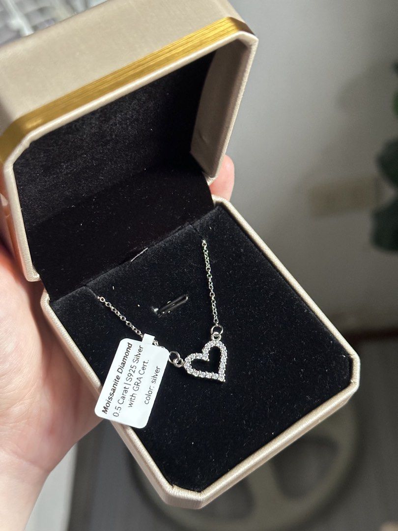 Moissanite Diamond Chuncky open heart (Category: Necklaces) located in General Mariano Alvarez. Submitted by donnabeys (Listing ID 1461850387, Image 2). Description: 0.5 carat | S925 with GRA certificate.