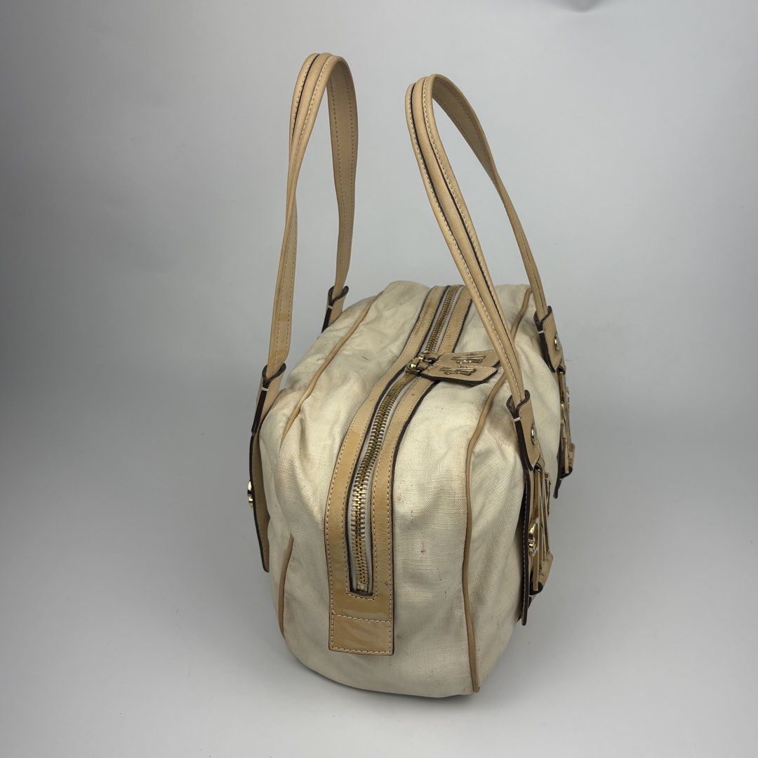 Moncler Paint-coated Shoulder Bag (Category: Luxury Bags & Wallets) located in Bacolod City. Submitted by caast.archives (Listing ID 1461802107, Image 3). Description: Moncler Paint-coated Shoulder Bag Size: Medium Condition: Very good Flaw: Scratches and dirts.