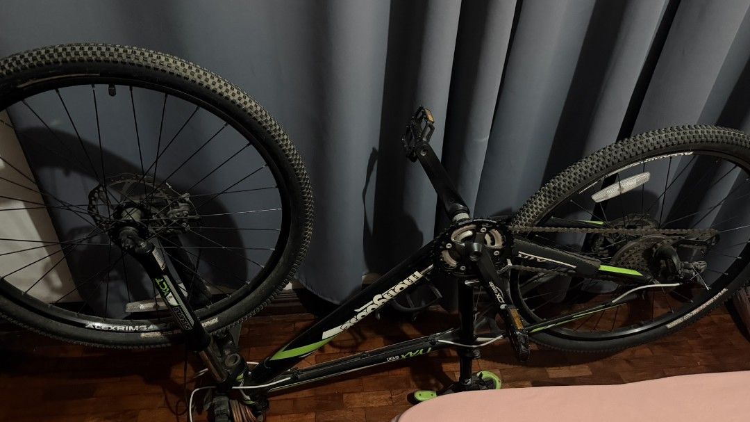 Mountain Bike (Category: Bicycles) located in Malabon City. Submitted by mrsuabae (Listing ID 1461919914, Image 2). Description: Mongoose Tyax Sport Mountain Bike 26” – Shimano / Suntour Pre-owned Mongoose Tyax Sport mountain bike in black with green and white details. Good-quality branded MTB with solid components. Has been stored for some time and would benefit from cleaning and a general tune-up before regular riding. Details: * Brand: Mongoos