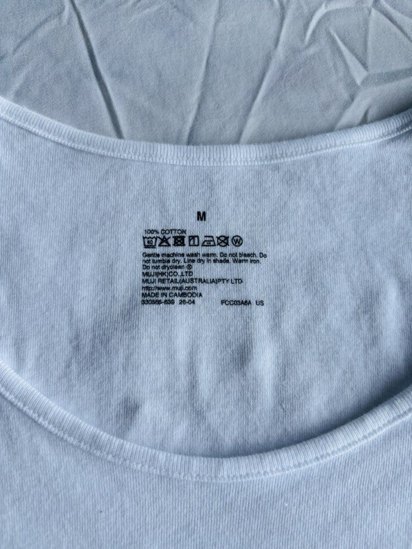 MUJI Cotton T-shirt (Category: Shirts) located in Makati City. Submitted by argelenfau89191 (Listing ID 1461843079, Image 2). Description: Bought it blindly because the SA at MUJI MOA wouldn’t let me try it on since it’s not allowed. Lol. 😅 Still new and never been used. I just tried it on to check the fit..