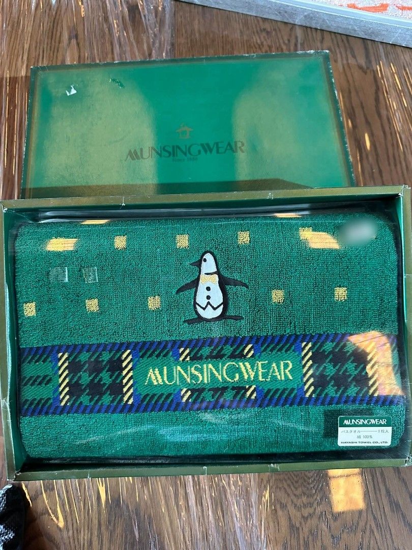 Munsingwear Penguin bath towel (Category: Bedding & Towels) located in Bulacan. Submitted by hunterherojapanjdm (Listing ID 1461834365, Image 1). Description: -Authentic, boxed towels imported from Japan.