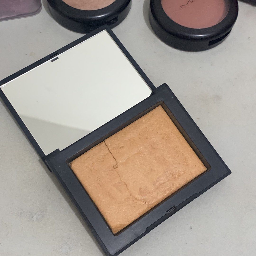 NARS Light Reflecting Setting Powder Pressed SUNSTONE (Category: Makeup) located in San Pascual. Submitted by khatpeachy89p08 (Listing ID 1461804532, Image 3). Description: - NARS Light Reflecting Setting Powder - Pressed formula - Net Wt. 0.35 Oz. / 10 g e - Made in Italy - Please check photos for actual product appearance.