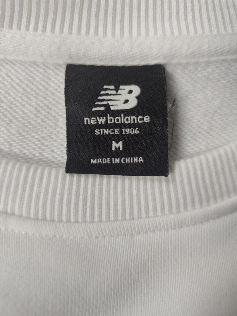 New Balance Long Sleeve (Category: Coats, Jackets and Outerwear) located in Manila. Submitted by iceman_17 (Listing ID 1461863783, Image 3). Description: White New Balance With Back Script Size M Fit to L frame.