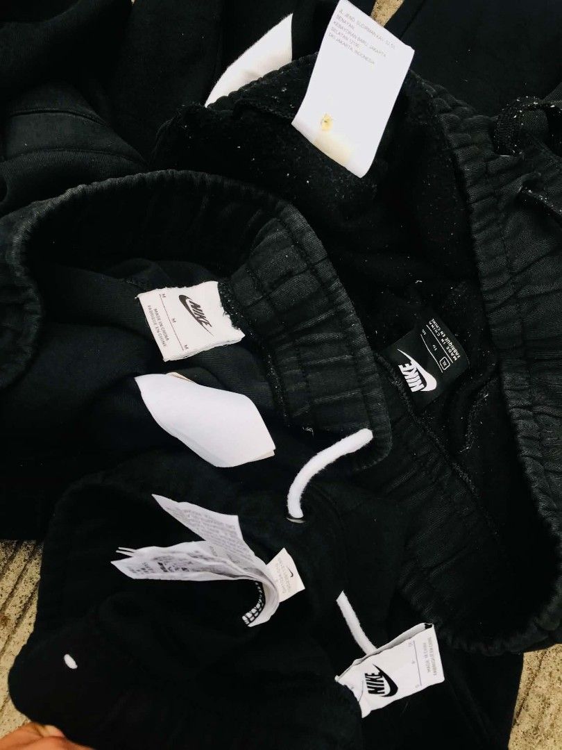 Nike Big Swoosh 500 EACH (Category: Joggers) located in Manila. Submitted by rhynh4rt (Listing ID 1461892736, Image 2). Description: - Black Nike sweatpants - Iconic big swoosh design - Comfortable drawstring waist - Available sizes: Medium (2 pairs), Large (1 pair) - Ideal for casual outings or workouts.