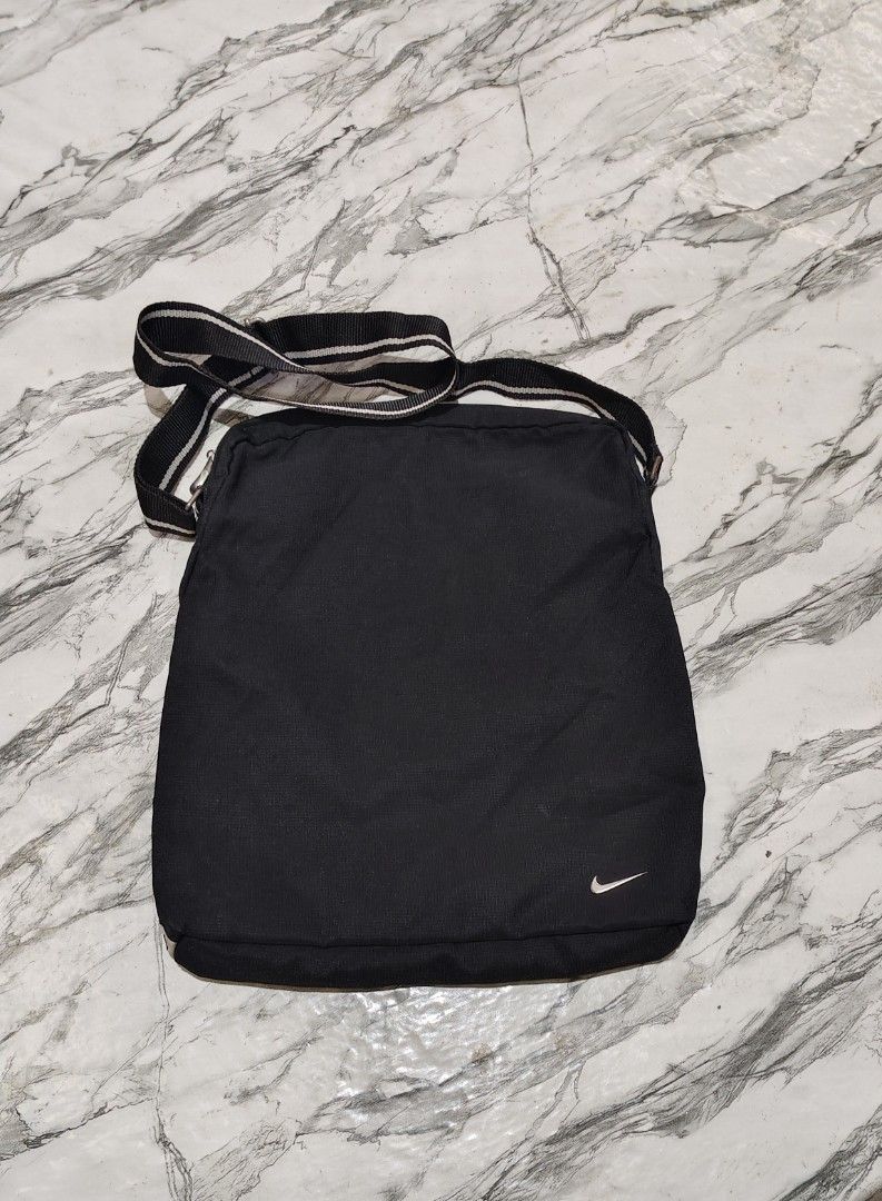 Nike Black Crossbody Bag (Category: Cross-body Bags) located in Inabanga. Submitted by once.twice (Listing ID 1461847611, Image 1). Description: - Black Nike crossbody bag - Features iconic Nike swoosh logo - Adjustable strap for comfortable wear - Light-colored interior for easy visibility - Secure zipper closure - Ideal for everyday use.