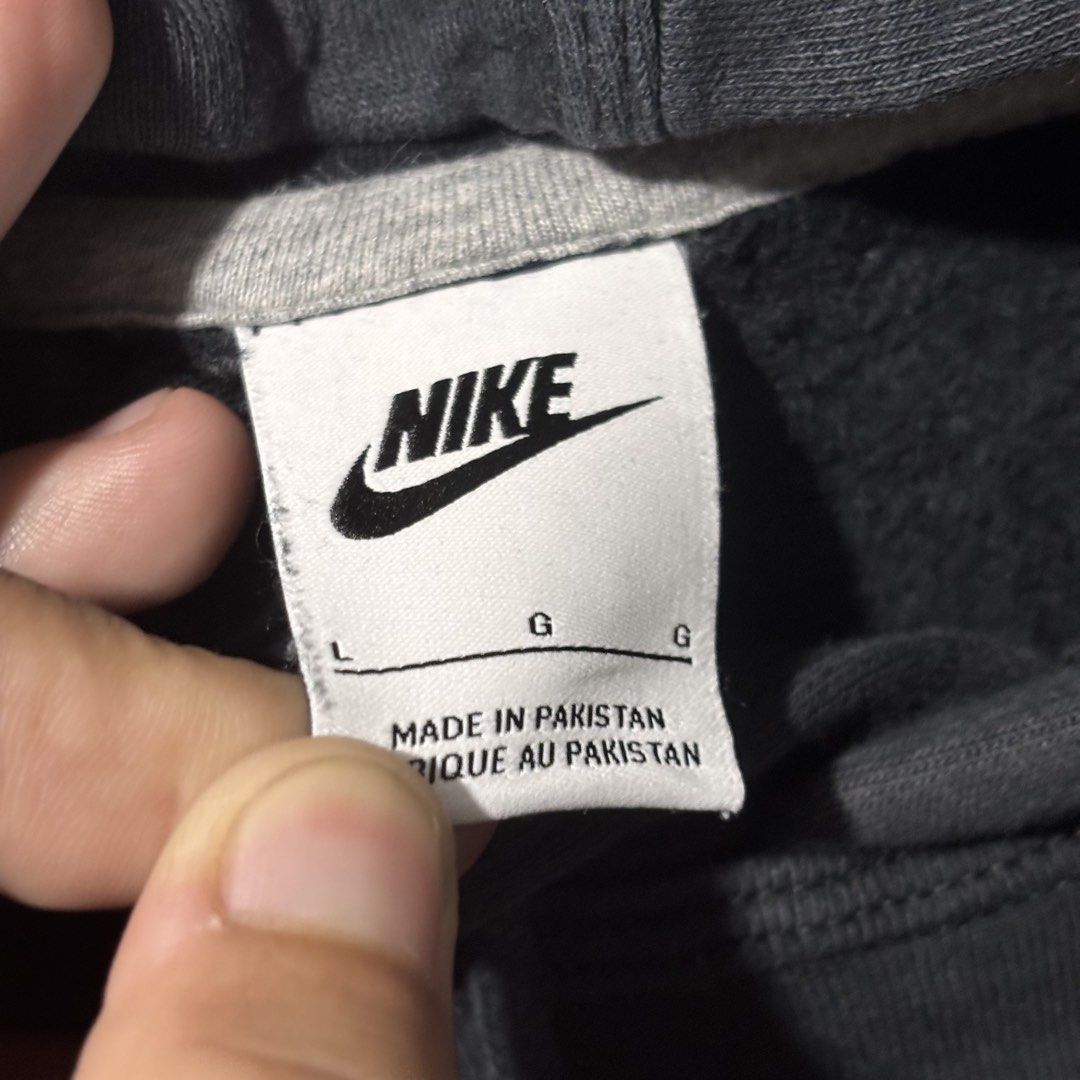 Nike Black Hoodie Size L (Category: Hoodies) located in Caloocan City. Submitted by bonsatocha43876 (Listing ID 1461983115, Image 3). Description: - Black Nike Hoodie - Size: Large (L) - Material: 80% Cotton, 20% Polyester (Body); 100% Cotton (Hood Lining) - Made in Pakistan - Measurements: Width 23 inches, Length 25 inches - Price: 600 pesos.