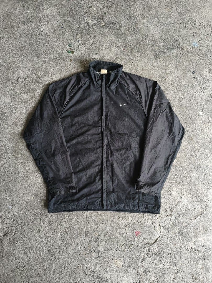 Nike Black Windbreaker Jacket (Category: Coats, Jackets and Outerwear) located in Cavite. Submitted by benta.ni.jm (Listing ID 1461814984, Image 1). Description: Size: M Dimensions: 22x27 Condition: 10/10 Color Rate: 10/10 Issue: 📩📩📩.