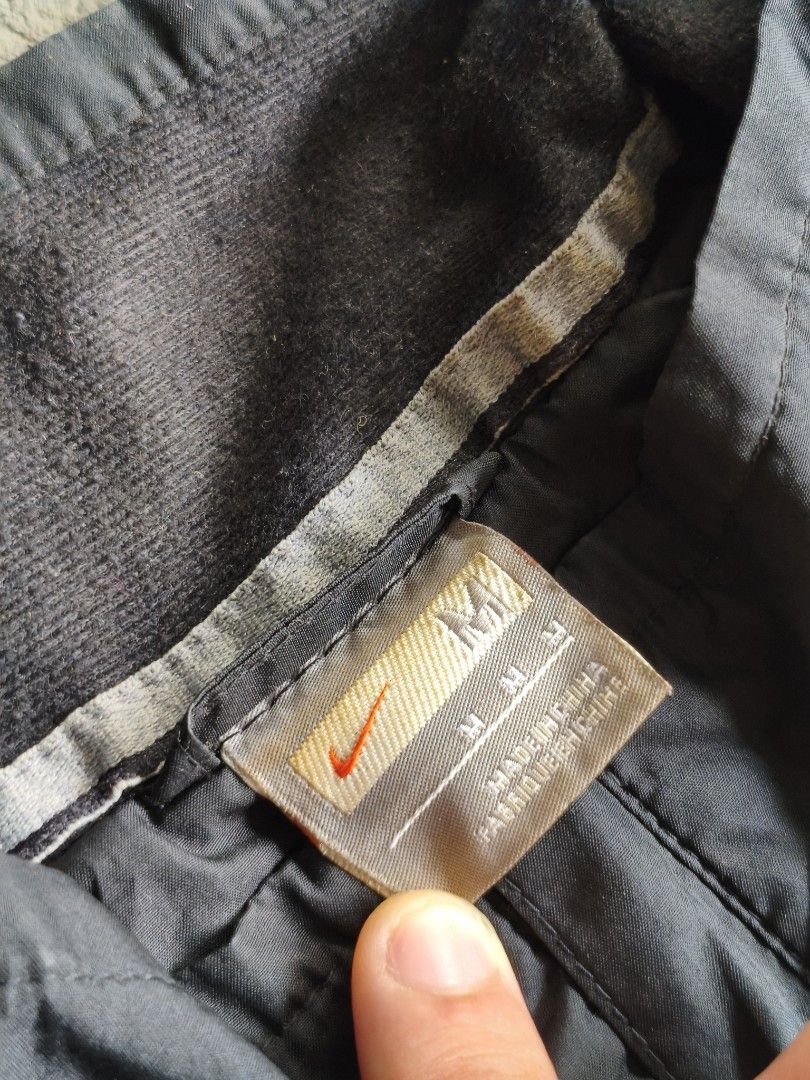 Nike Black Windbreaker Jacket (Category: Coats, Jackets and Outerwear) located in Cavite. Submitted by benta.ni.jm (Listing ID 1461814984, Image 3). Description: Size: M Dimensions: 22x27 Condition: 10/10 Color Rate: 10/10 Issue: 📩📩📩.