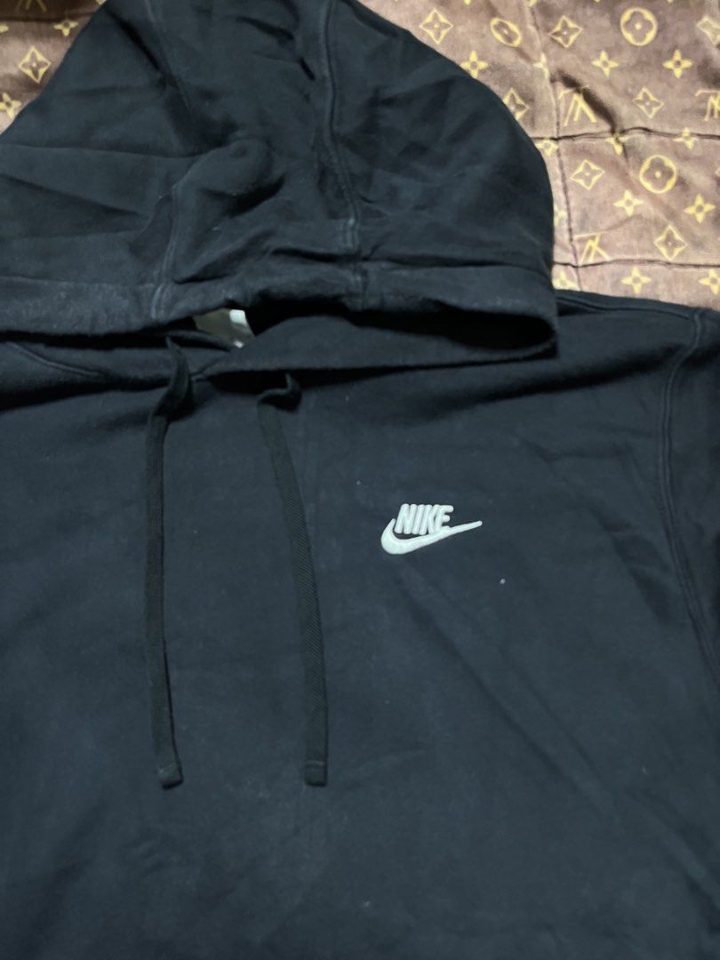 Nike ClubFleece (Category: Hoodies) located in Manila. Submitted by vonarnoldn41550 (Listing ID 1461983287, Image 2). Description: 9.5/10 color rate Needs wash 22/27.