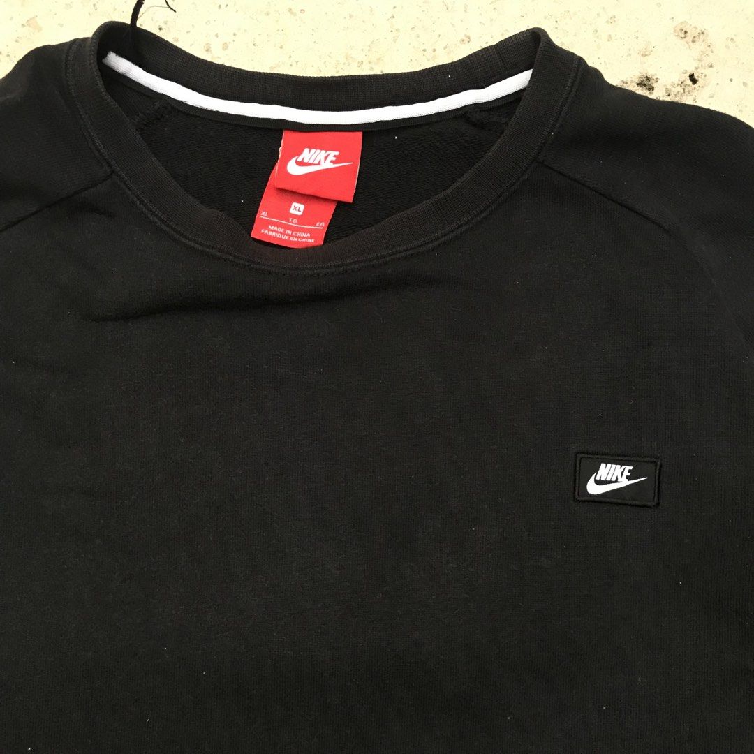 Nike Crewneck Sweatshirt (Category: Coats, Jackets and Outerwear) located in Manila. Submitted by a_aron.f6e3a7 (Listing ID 1461951638, Image 3). Description: Size: Large Color rate: 9/10 Condition: Good condition Issues: None visible Mine: ₱350 Steal: +₱50 Claim: ₱700 (automatically yours).
