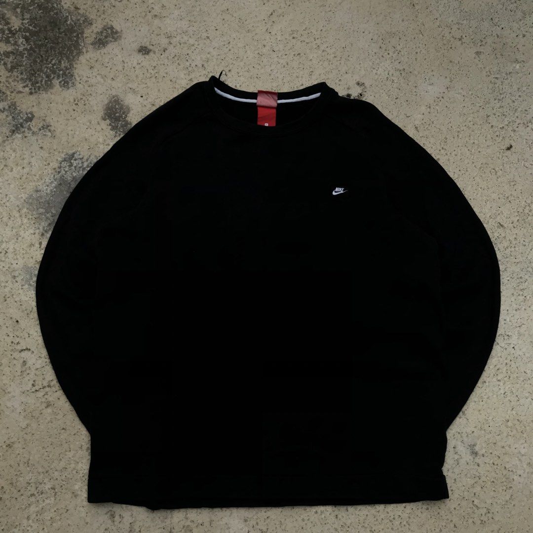 Nike Crewneck Sweatshirt (Category: Coats, Jackets and Outerwear) located in Manila. Submitted by a_aron.f6e3a7 (Listing ID 1461951638, Image 1). Description: Size: Large Color rate: 9/10 Condition: Good condition Issues: None visible Mine: ₱350 Steal: +₱50 Claim: ₱700 (automatically yours).