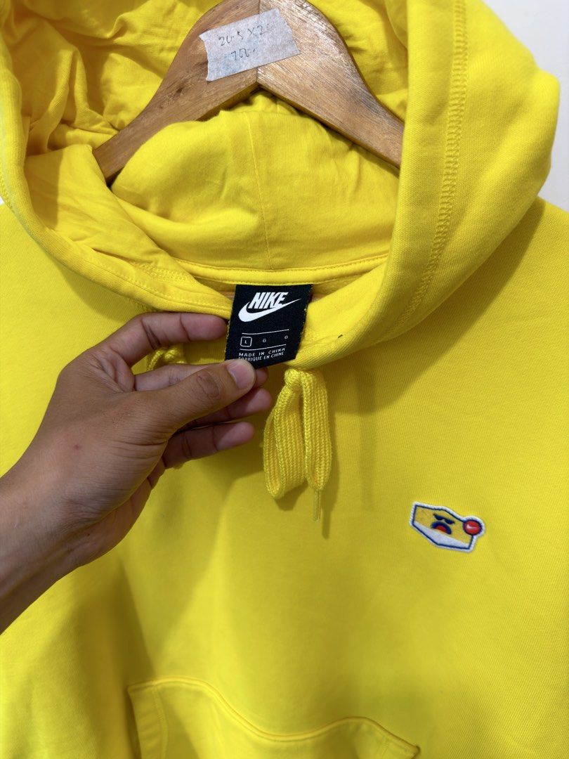 NIKE HODDIE (Category: Hoodies) located in Cebu City. Submitted by tambayanthriftshop (Listing ID 1461834919, Image 2). Description: Good as brandnew Pristine condition No issue 10/10 24x28 .