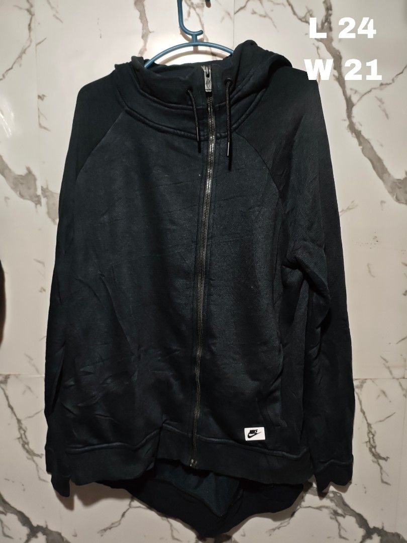 Nike jacket (Category: Coats, Jackets and Outerwear) located in Las Pinas. Submitted by yokiesse (Listing ID 1462017355, Image 1). Description: .