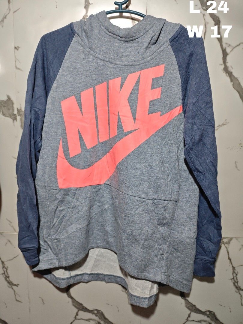 NIKE JACKET WOMEN (Category: Coats, Jackets and Outerwear) located in Las Pinas. Submitted by yokiesse (Listing ID 1462016401, Image 1). Description: .