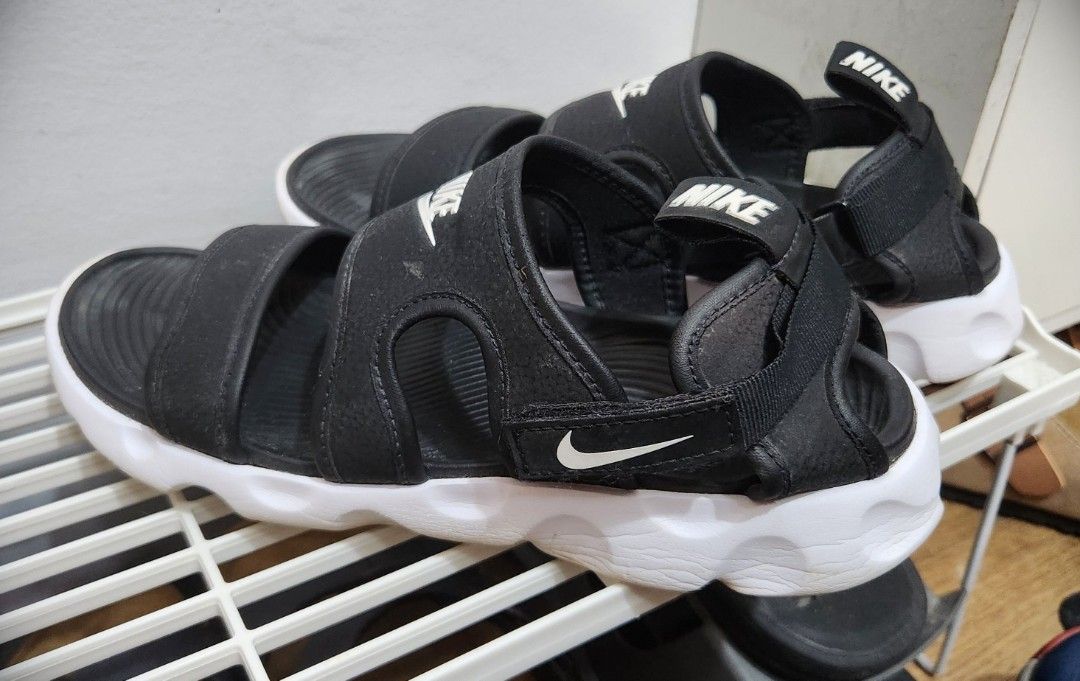 Nike Owaysis Sandals Size 8 (US) (Category: Flats & Sandals) located in Makati City. Submitted by zenearth73f57 (Listing ID 1461872233, Image 2). Description: Nike Black and White sandals for Women - Adjustable velcro straps for a adjustable, secure fit - Comfortable white chunky sole - Easy to wear, great for everyday or outdoor fun Sold as is. Unfortunately do not have time to deep clean but have wiped off as much dust and dirt as I can. No box
