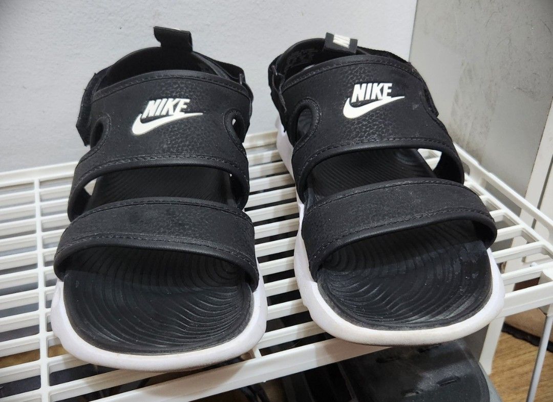 Nike Owaysis Sandals Size 8 (US) (Category: Flats & Sandals) located in Makati City. Submitted by zenearth73f57 (Listing ID 1461872233, Image 1). Description: Nike Black and White sandals for Women - Adjustable velcro straps for a adjustable, secure fit - Comfortable white chunky sole - Easy to wear, great for everyday or outdoor fun Sold as is. Unfortunately do not have time to deep clean but have wiped off as much dust and dirt as I can. No box